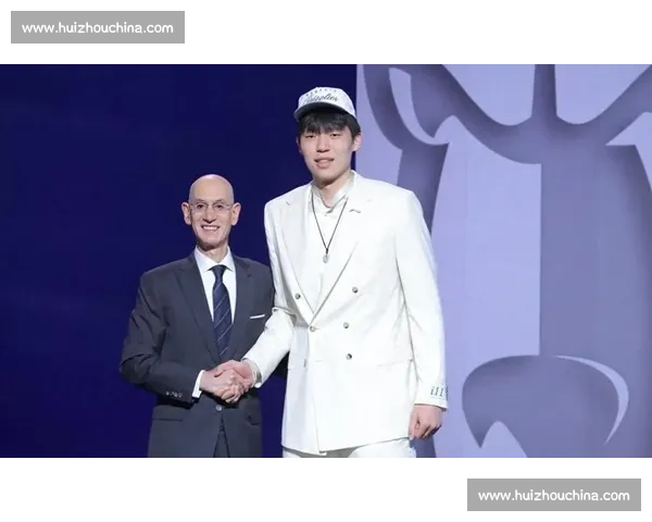 杨瀚森选秀西装暗藏甜蜜密码!疑似女友曝光,青梅竹马清纯般配 杨瀚森选秀西装暗藏甜蜜密码!疑似女友曝光,青梅竹马清纯般配